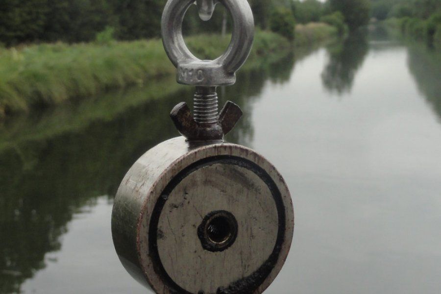 Magnet fishing object