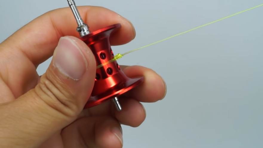 showing how to tie the knot of baitcaster reel